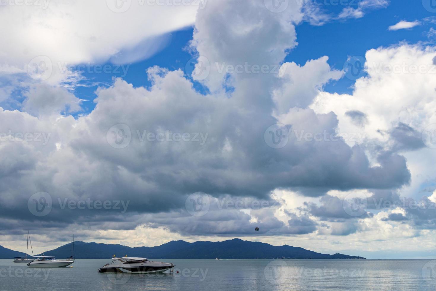 plage de bo phut île de koh samui, vue sur pha-ngan. photo