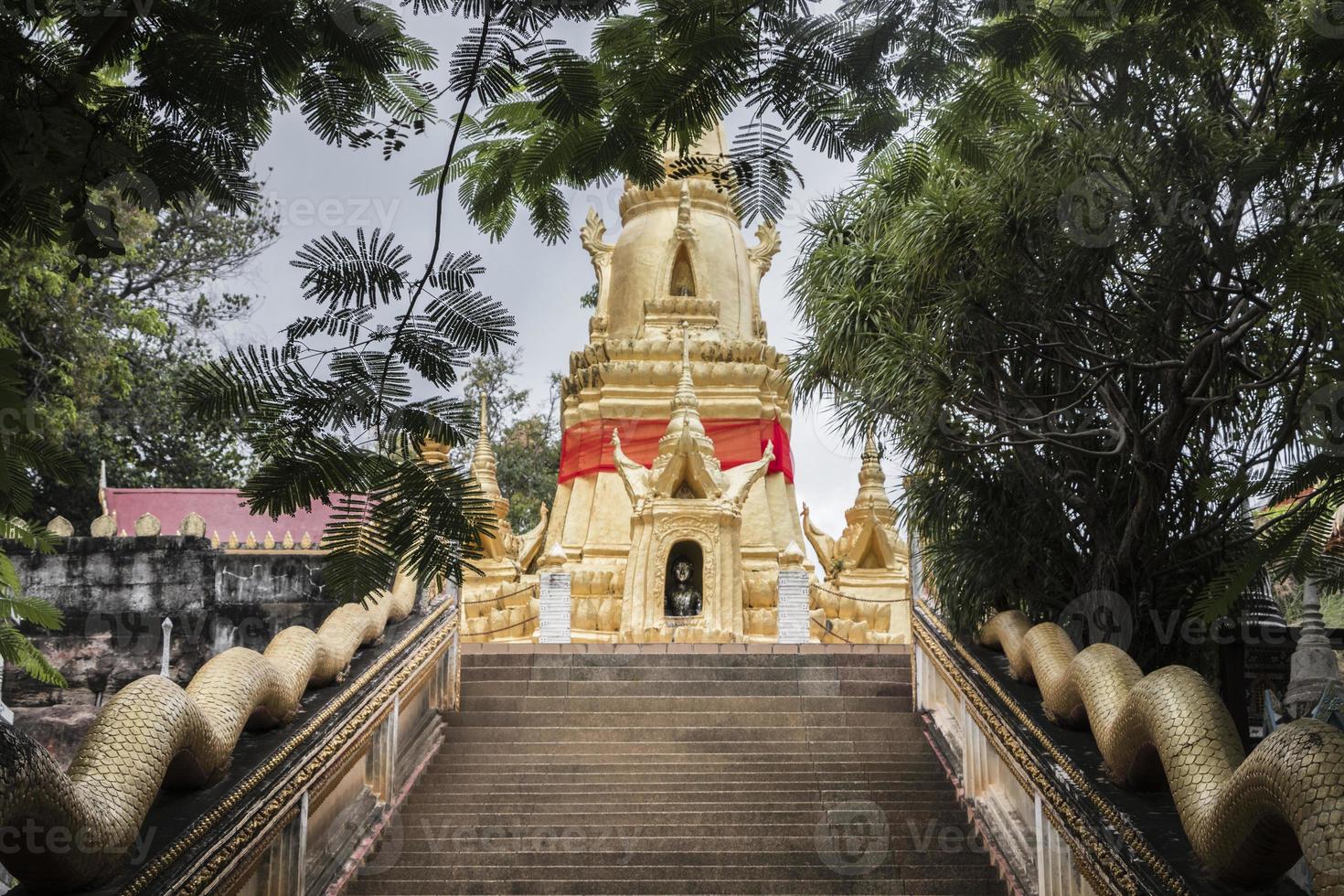 escaliers au temple wat sila ngu, sur koh samui, thaïlande. photo