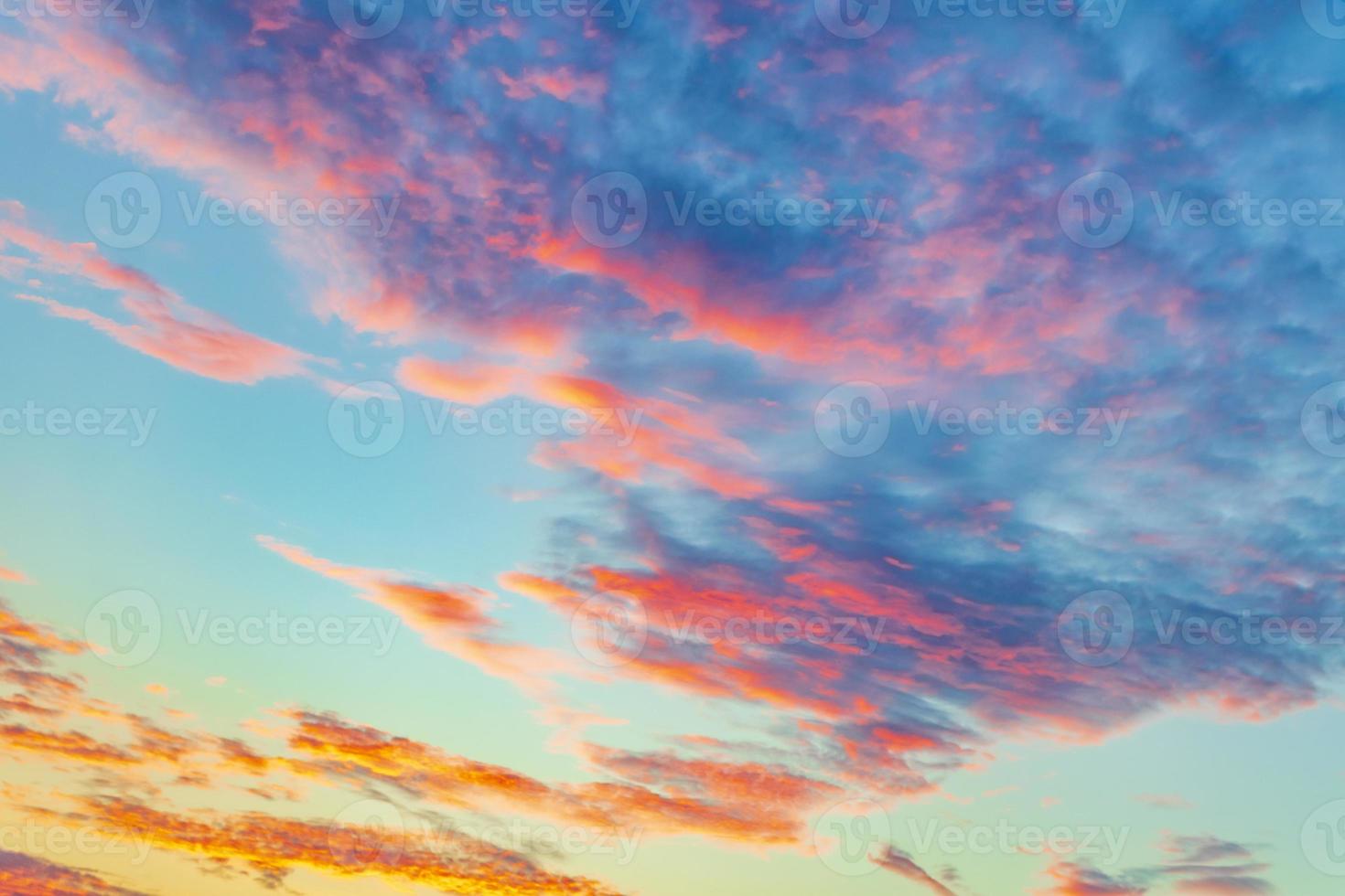 beau lever de soleil coloré sur angra dos reis brésil. photo