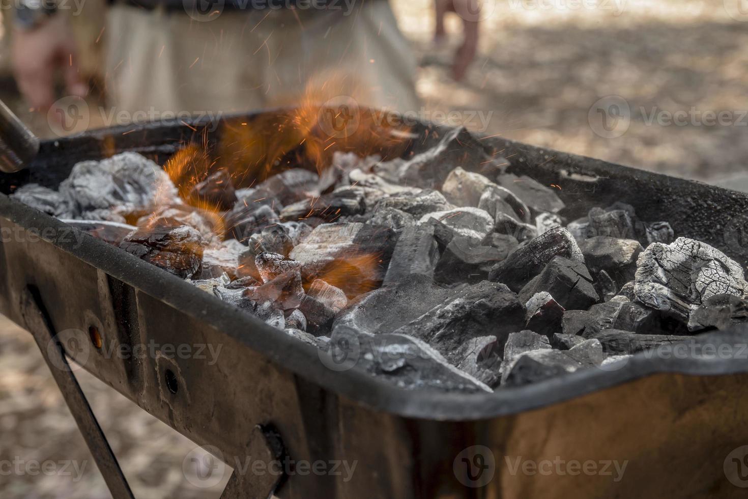 les charbons sont brûlés dans un barbecue photo