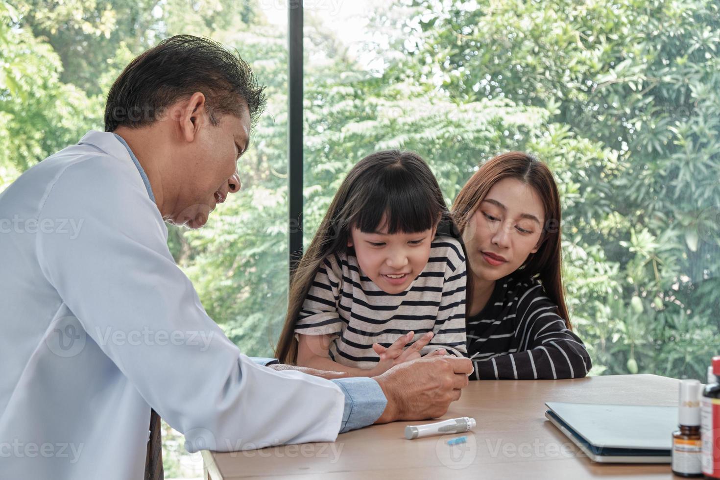 consultation de santé d'un médecin asiatique avec maman et enfant. photo