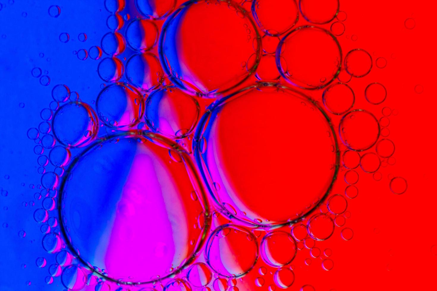 abstrait de bulles d'huile sur la surface de l'eau palette colorée violet rouge bleu magenta photo