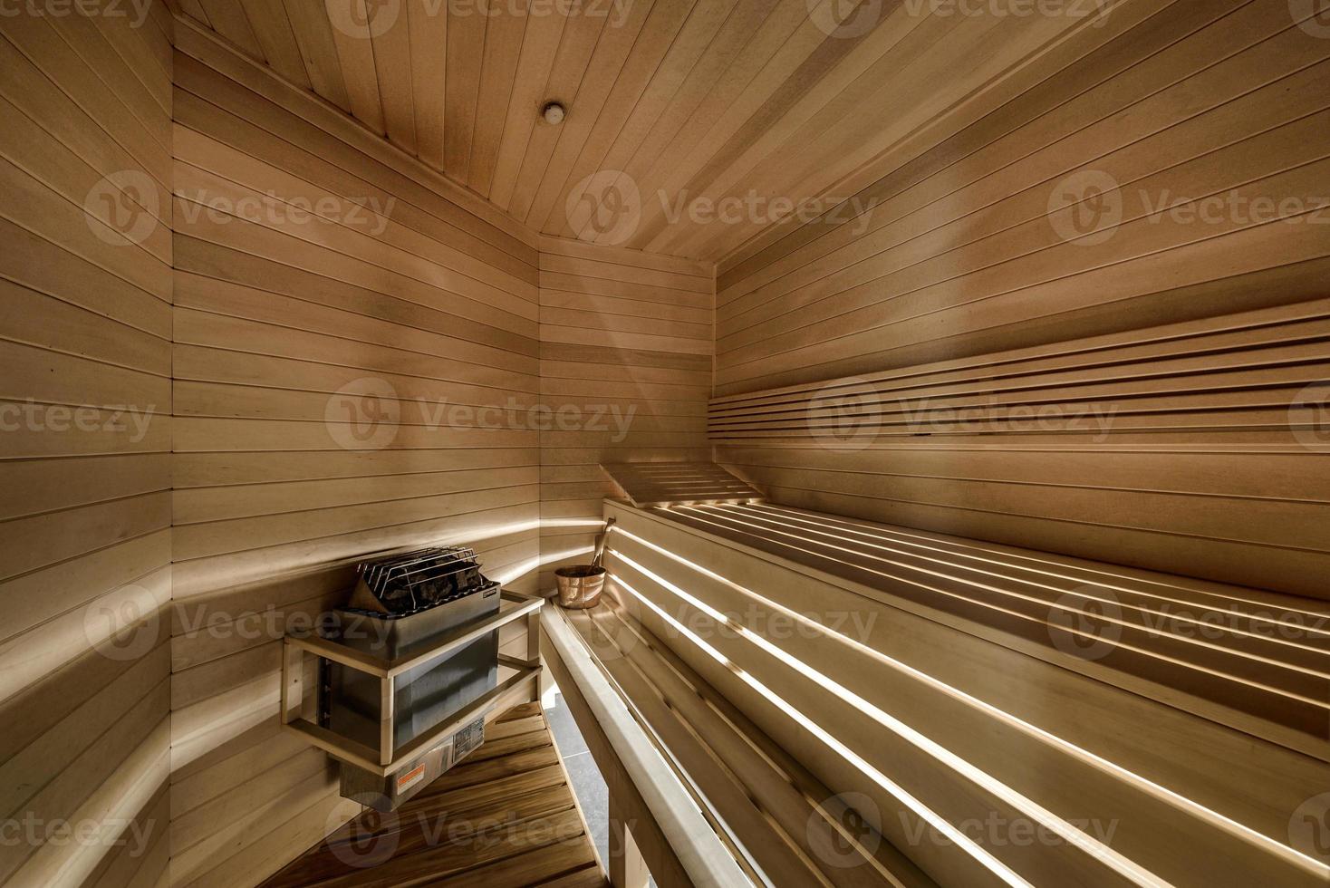 maison canadienne de luxe avec planchers de bois franc et escaliers photo