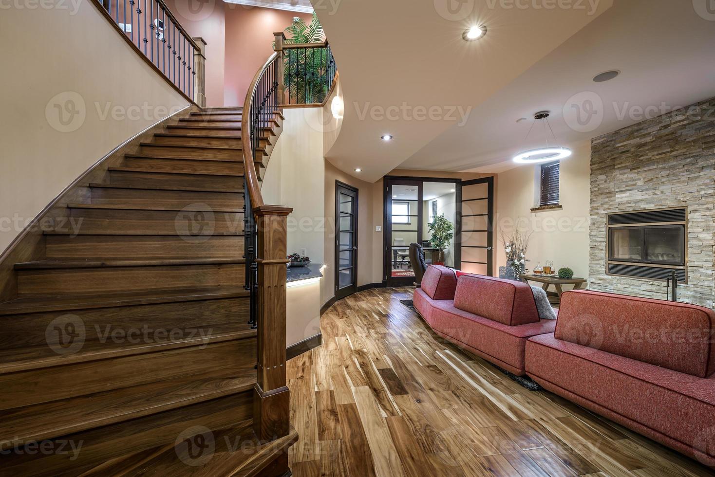 maison canadienne de luxe avec planchers de bois franc et escaliers photo