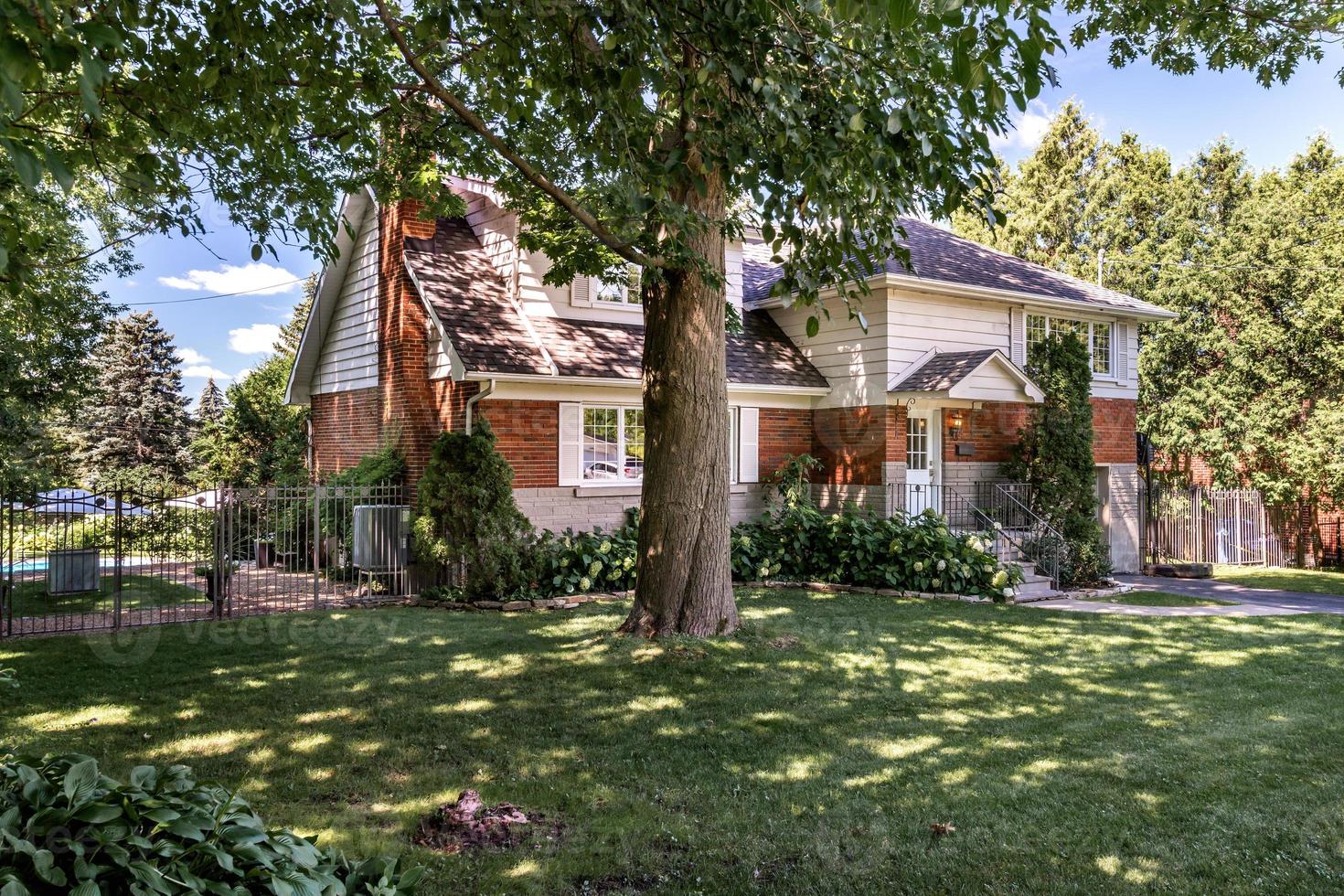 jardin d'une maison canadienne de luxe photo