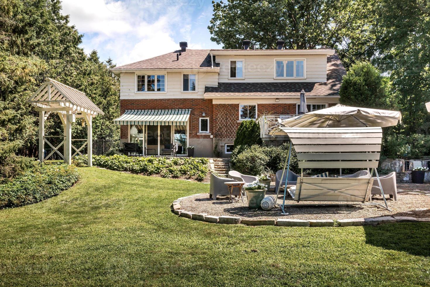 jardin d'une maison canadienne de luxe photo