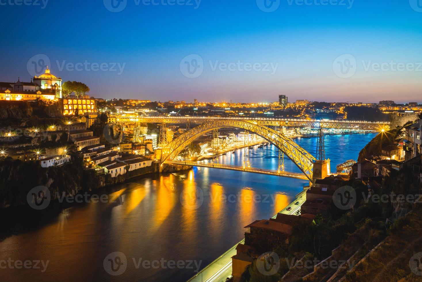 Pont Dom Luiz sur le fleuve Douro à Porto au Portugal la nuit photo