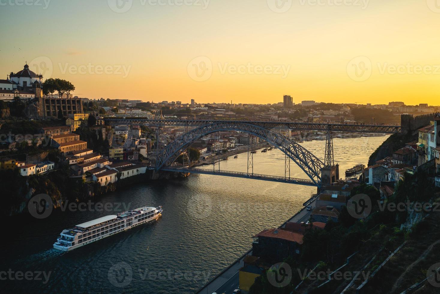 Pont Dom Luiz sur le fleuve Douro à Porto au Portugal au crépuscule photo