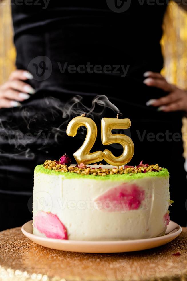 bougies dorées 25 sur le gâteau d'anniversaire photo