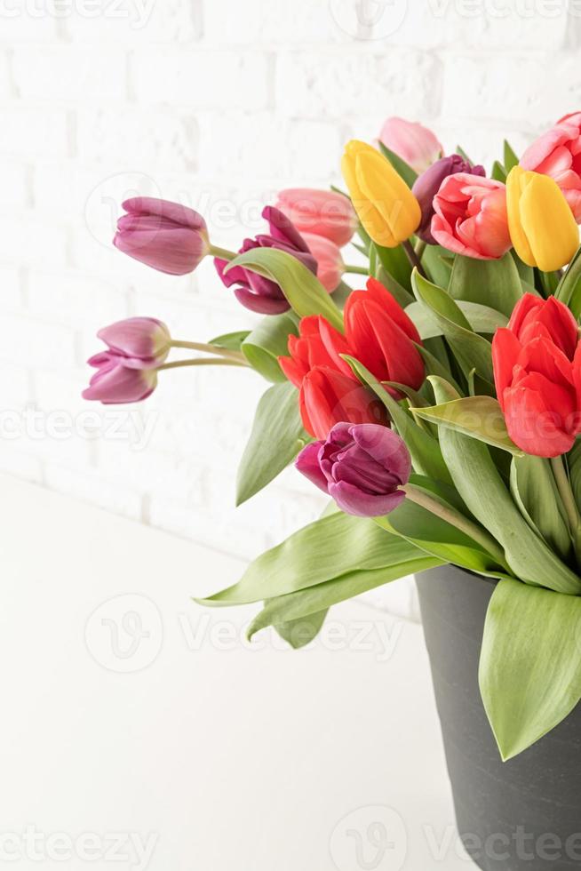 Close up de tulipes fraîches et lumineuses dans la benne photo