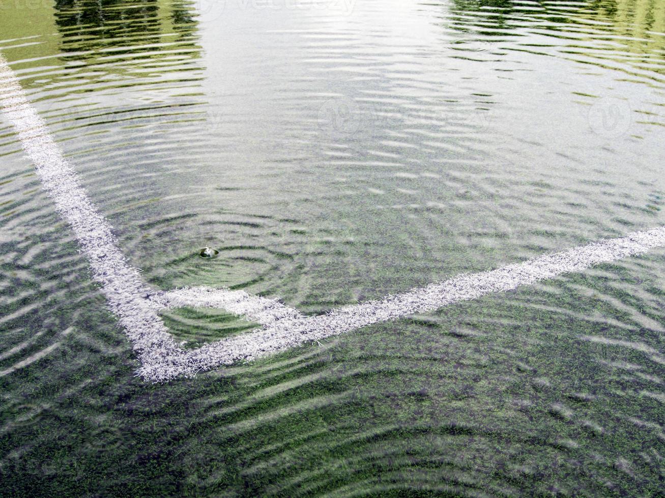 Inondations dans le terrain de football en gazon artificiel photo