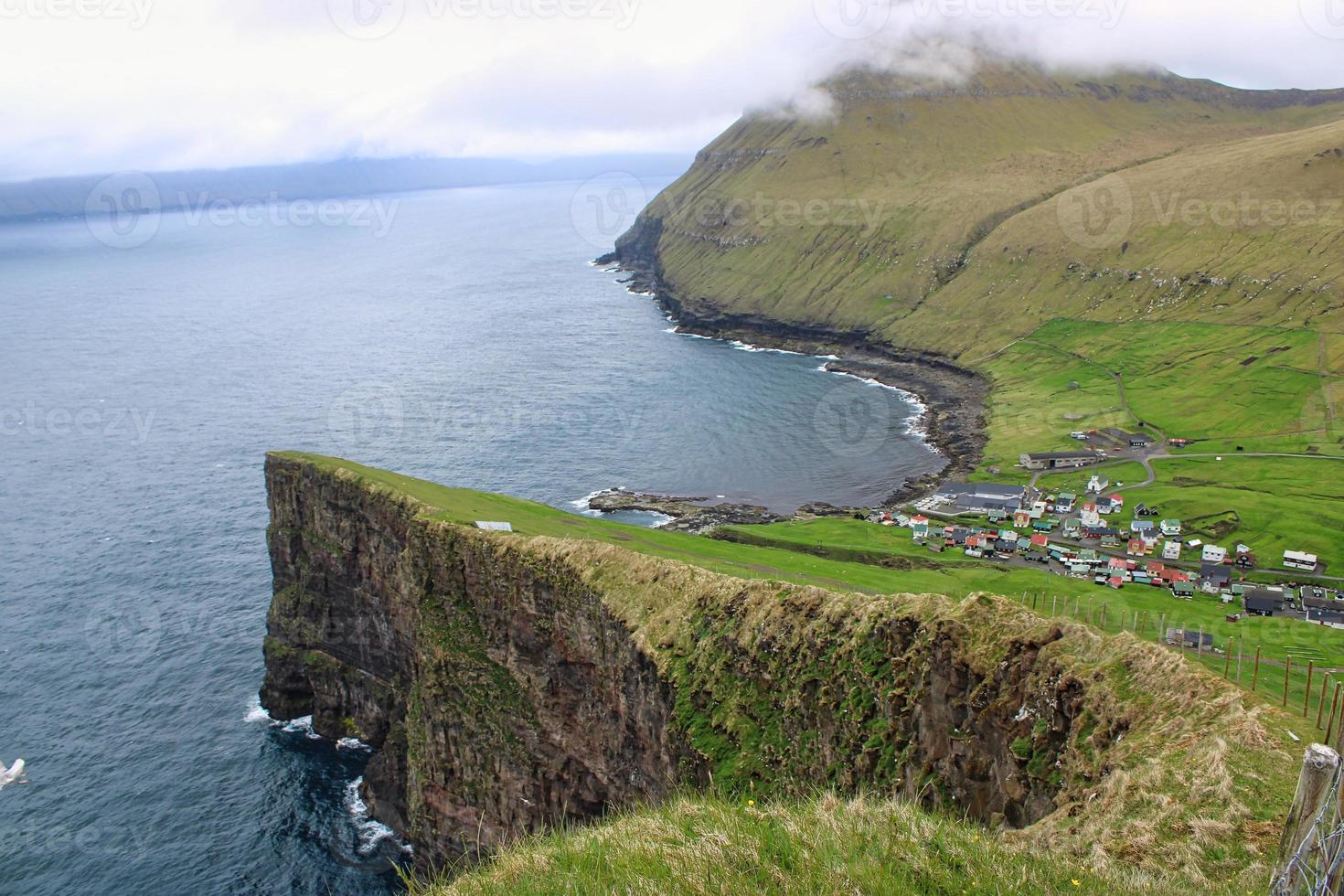 autour du village de gjogv sur les îles Féroé photo