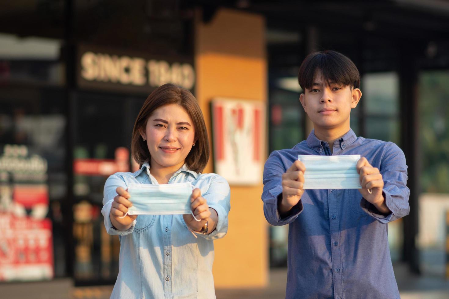 les asiatiques portent un masque médical photo