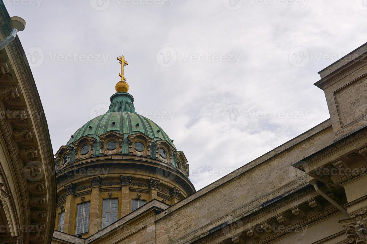 le dôme de la cathédrale de kazan avec un ciel nuageux en arrière-plan. photo