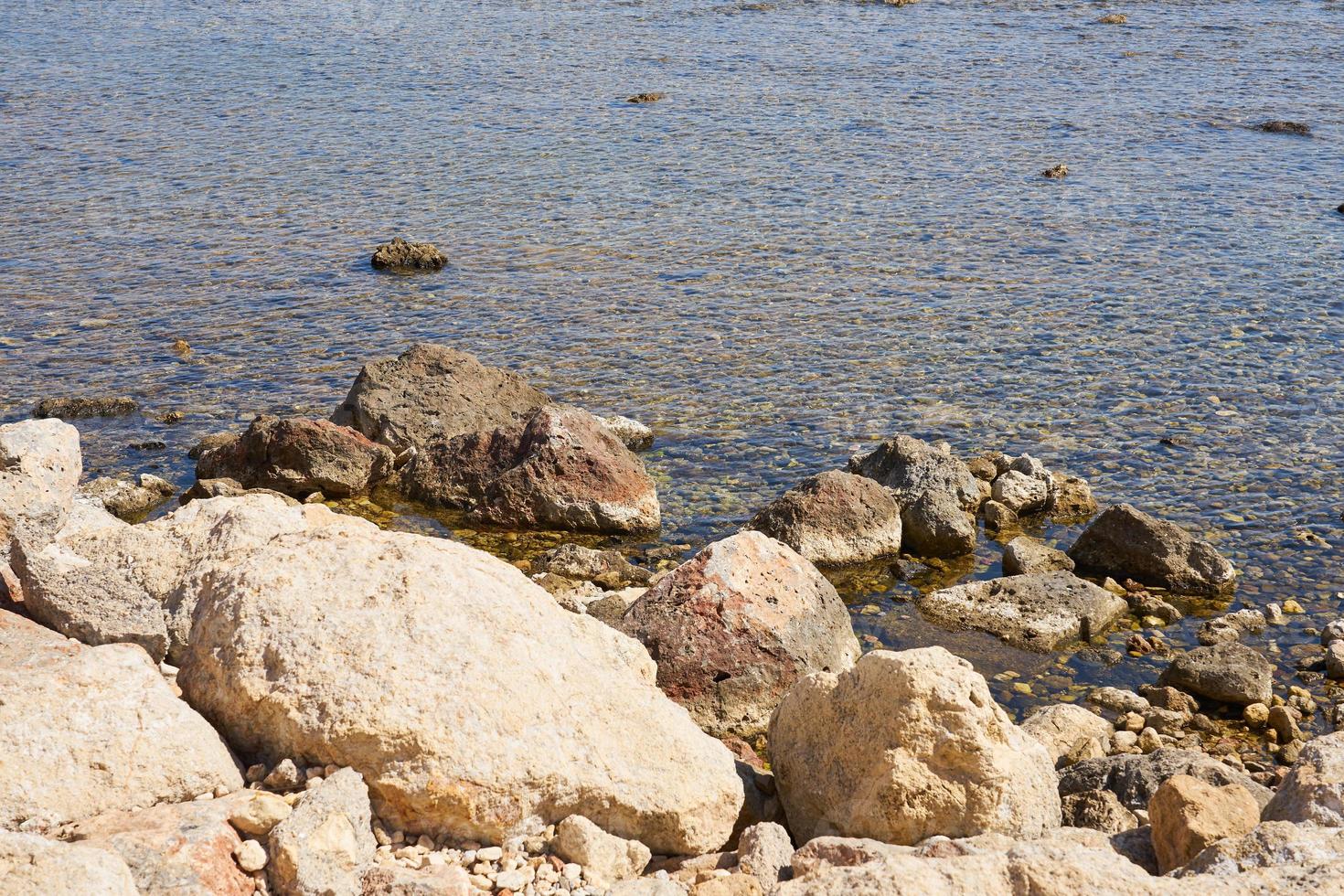 pierres sur le rivage de la mer tropicale chaude en Crète. photo