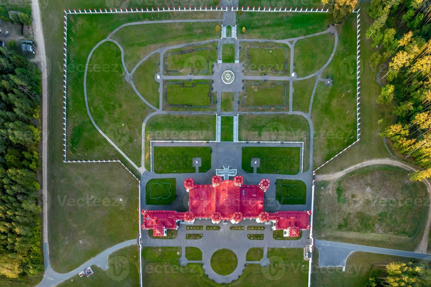 aérien vue sur surplombant restauration de le historique Château ou palais dans forêt près Lac ou rivière photo