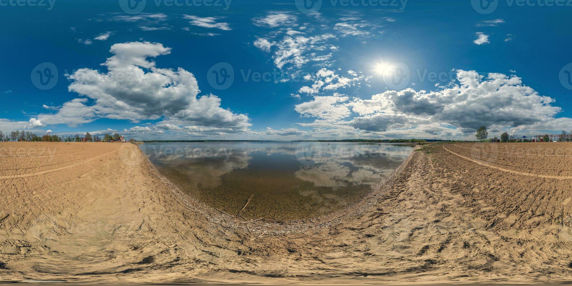 sans couture sphérique hdri panorama 360 degrés angle vue sur le sable plage de énorme Lac ou rivière dans ensoleillé été journée avec magnifique des nuages dans équirectangulaire projection, vr contenu photo