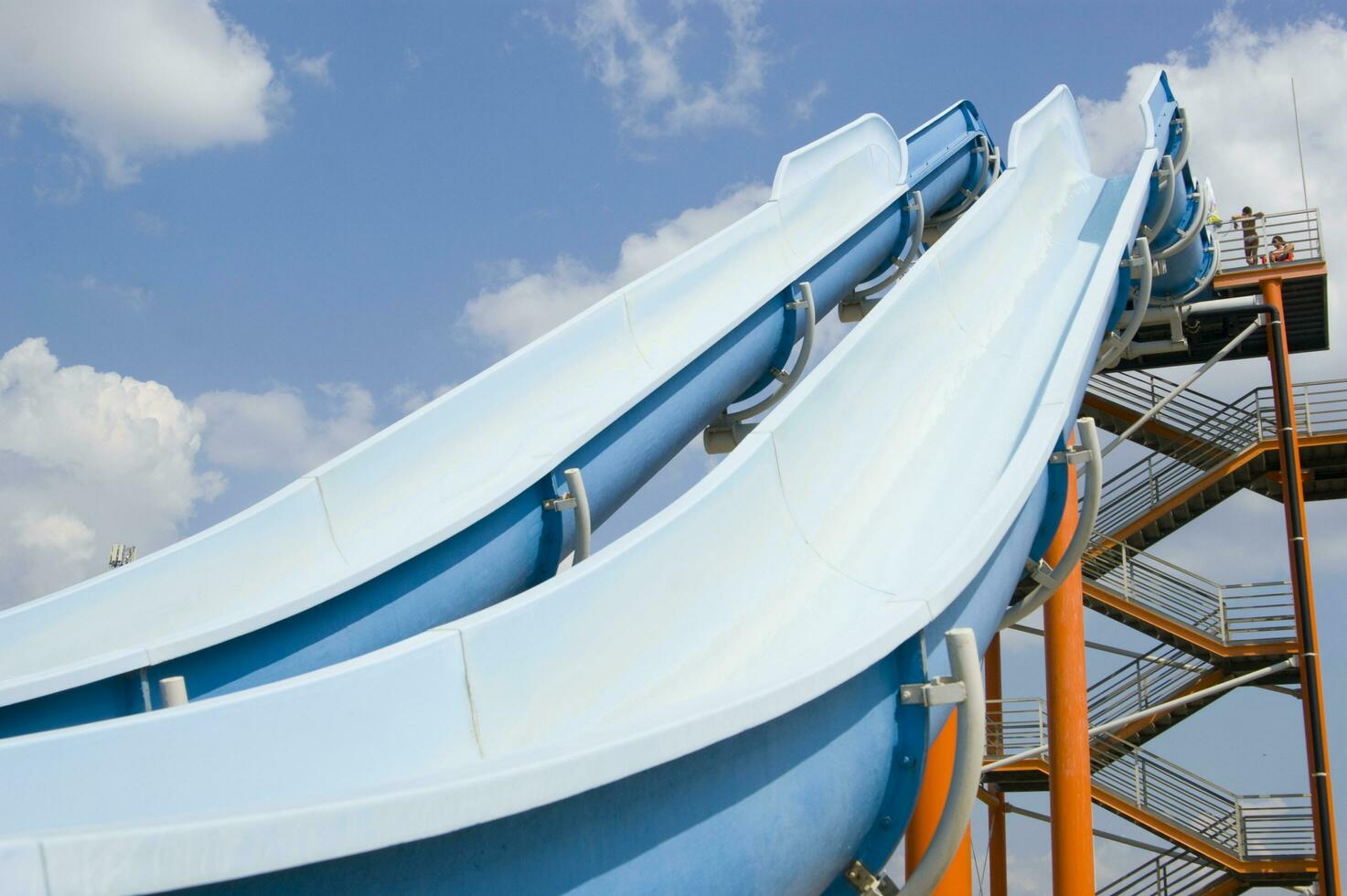 une bleu faire glisser dans une l'eau parc photo