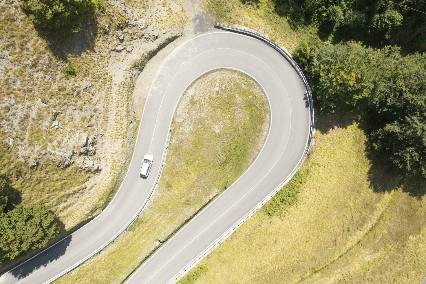 le courbes de une route dans le montagnes photo