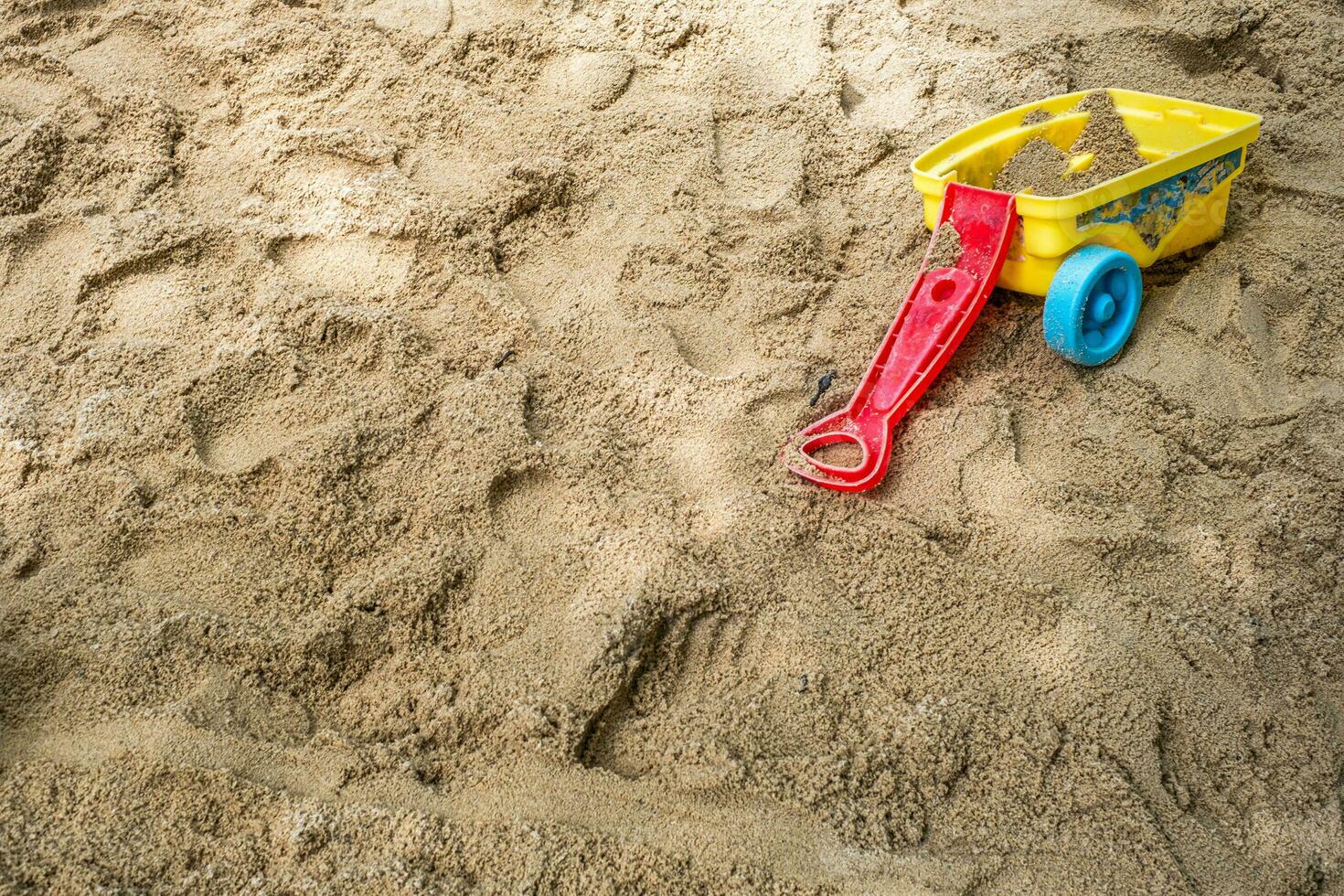 plat allonger de une plage jouet trousse sur le sablonneux surface de un Extérieur Cour de récréation. photo