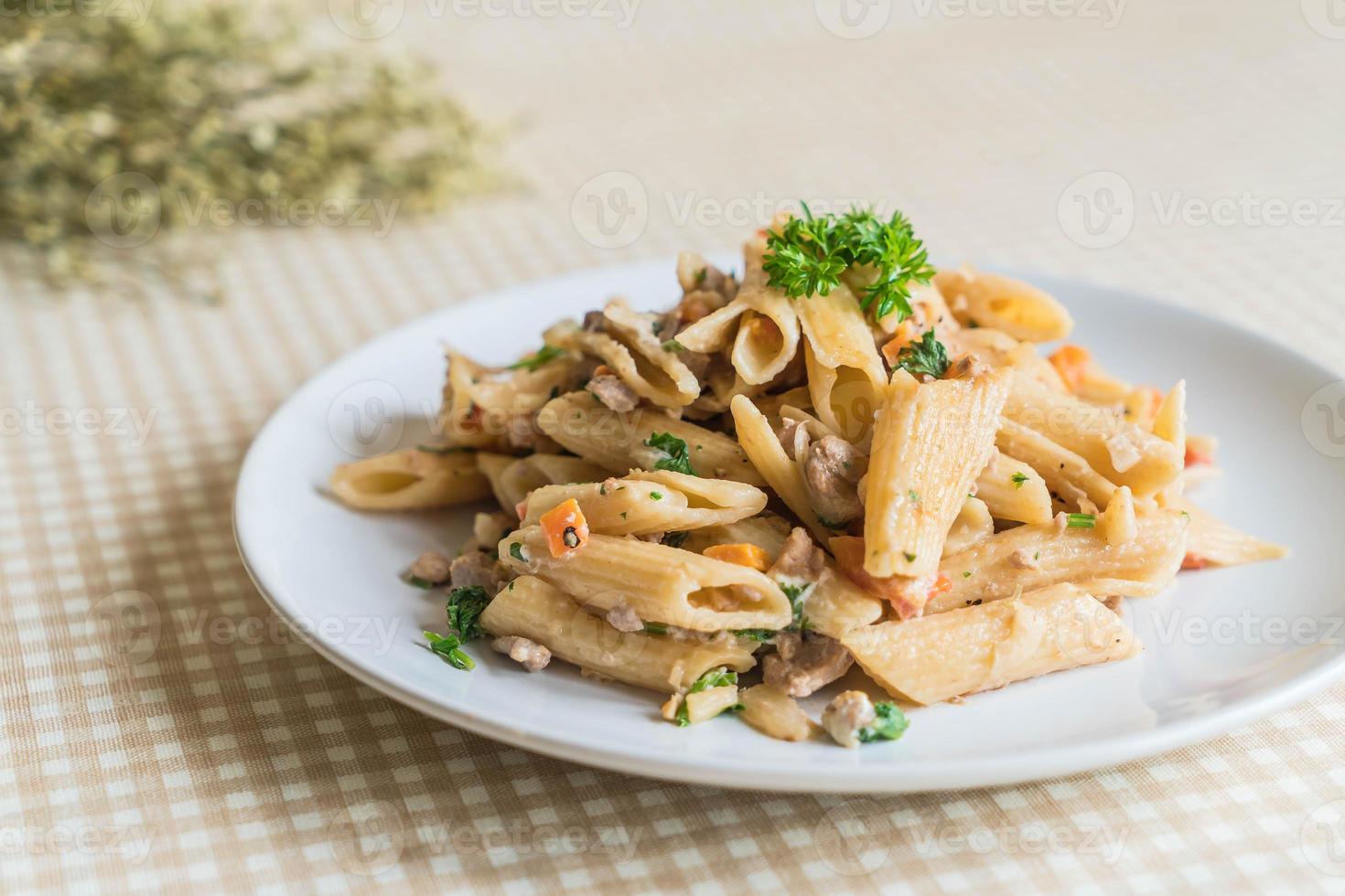 Penne au fromage à la crème sur table photo