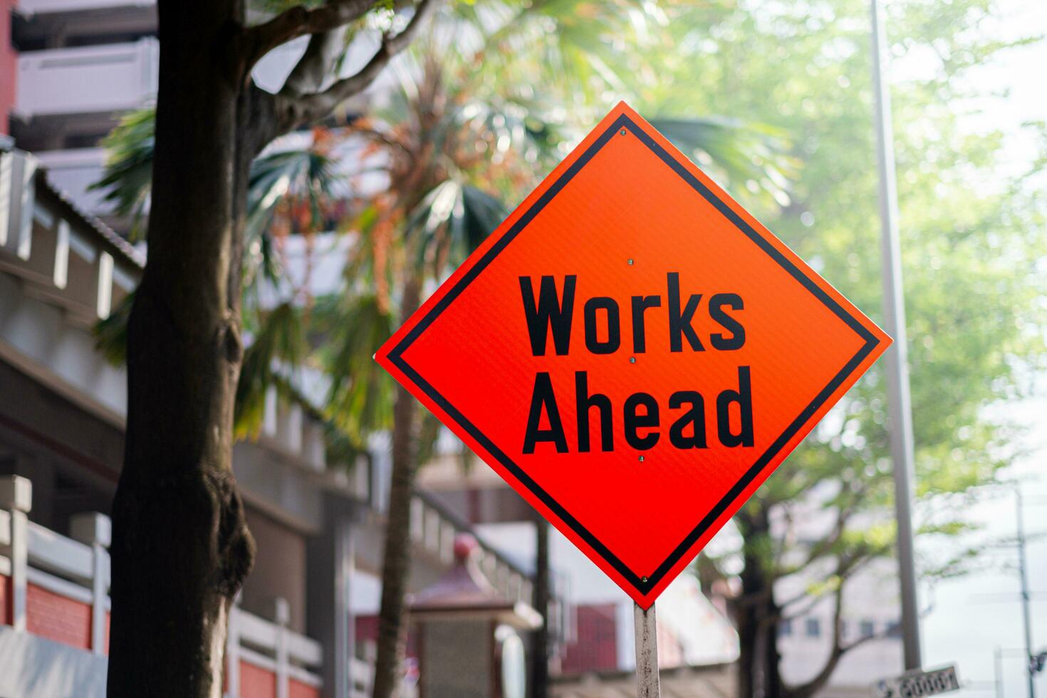 travaux devant route signe. mise en garde remarquer pour industriel accès seulement à travaux site photo