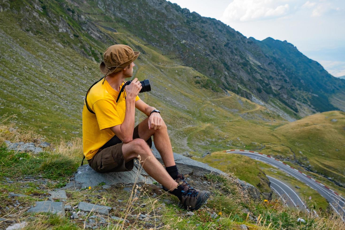 jeune photographe masculin dans les montagnes photo