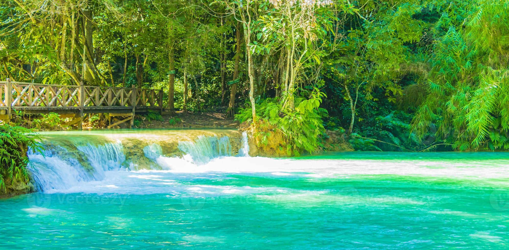 les plus belles cascades de la cascade de kuang si luang prabang au laos. photo