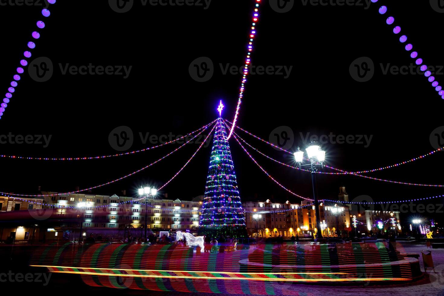 principale Noël arbre et de fête éclairage sur soviétique carré dans Grodno photo