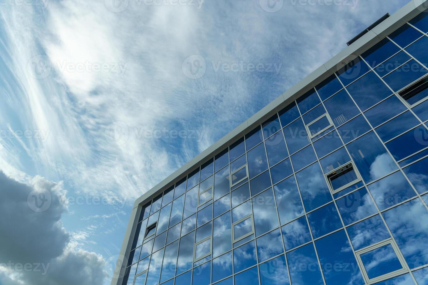 architectural détail de le façade avec plusieurs reflets de nuageux ciel et le Soleil. photo