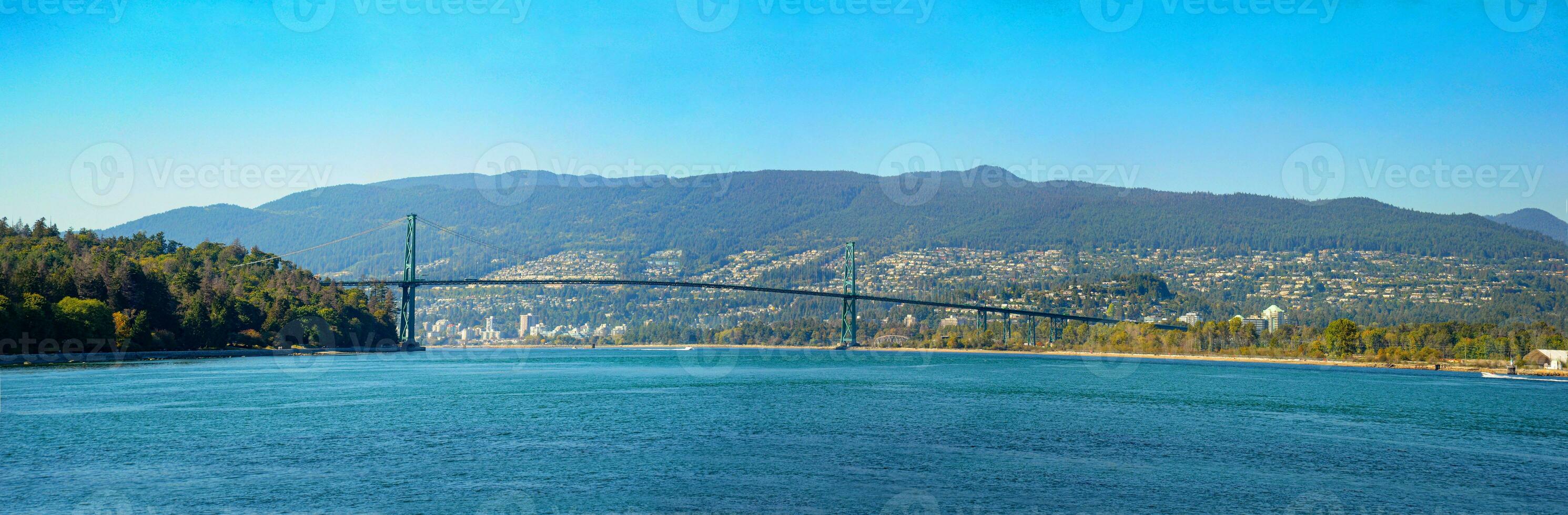 une magnifique ensoleillé journée dans Vancouver, Britanique Colombie, Canada, avec le magnifique les Lions porte pont. photo