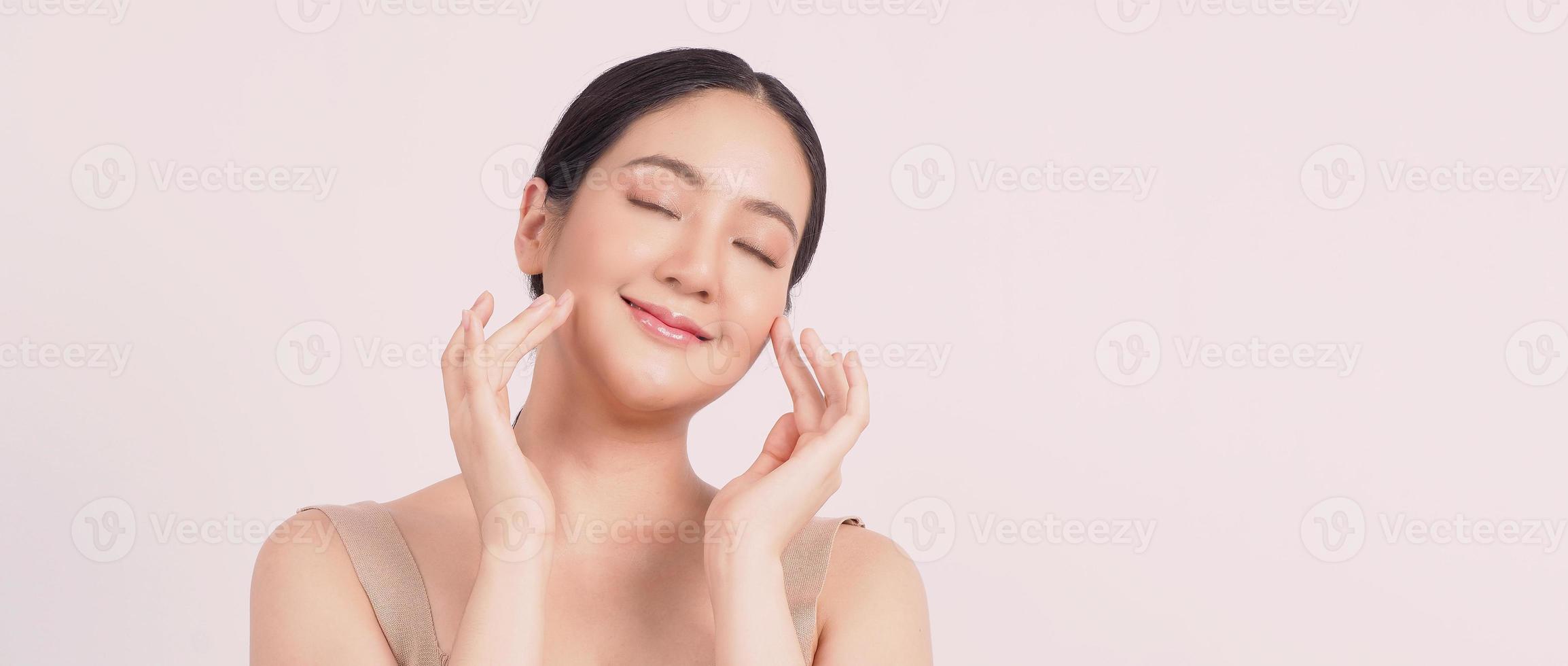 maquillage de visage de beauté de jeune femme asiatique pour les cosmétiques de soins de la peau photo