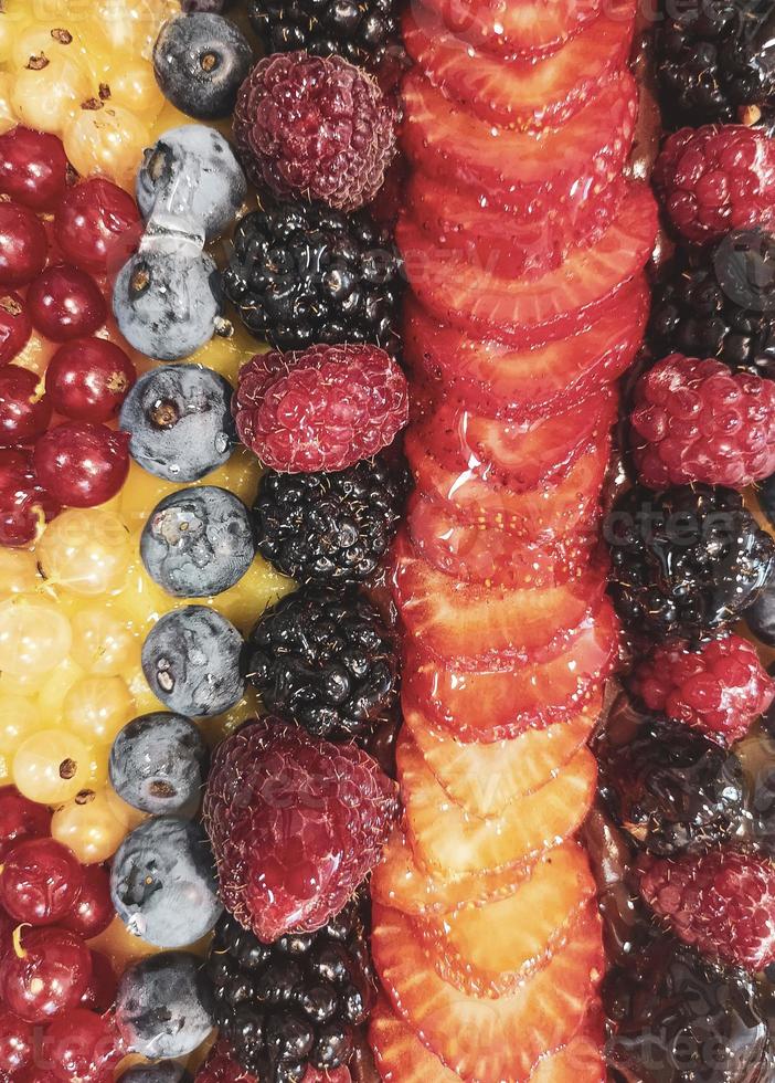 gâteau aux fruits avec fraises, framboises et myrtilles photo