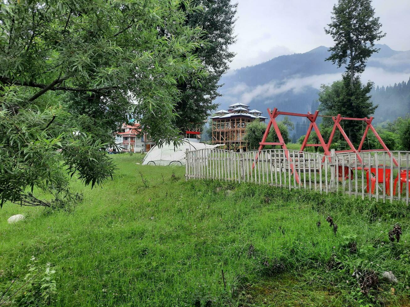 scénique vue de le Naturel beauté de tao bout, nélum vallée, cachemire. tao bout est célèbre pour ses luxuriant vert des arbres et Naturel beauté. photo