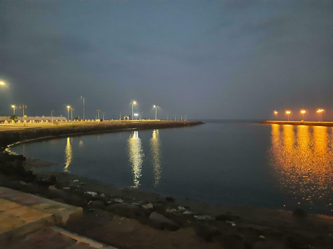 magnifique Matin vue de Al qunfudhah plage, saoudien Saoudite. le lumières sur le plage sont création une magnifique scène dans le Matin. photo