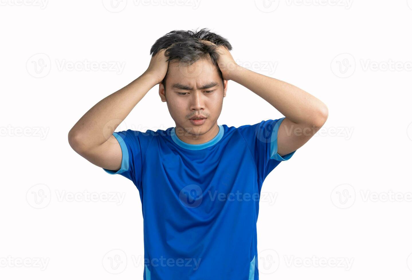 Jeune homme émouvant le sien tête et en gardant yeux fermé isolé sur blanc arrière-plan, Souffrance de sévère mal de crâne ou migraine douleur tandis que fonctionnement, crise, problème, et erreur, sentiment stressé photo