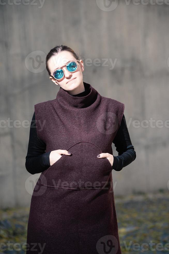 portrait de mode jolie femme en robe élégante dans la rue photo