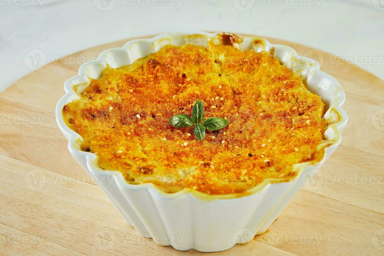 Patate et citrouille Gratin dans blanc bol sur en bois supporter photo