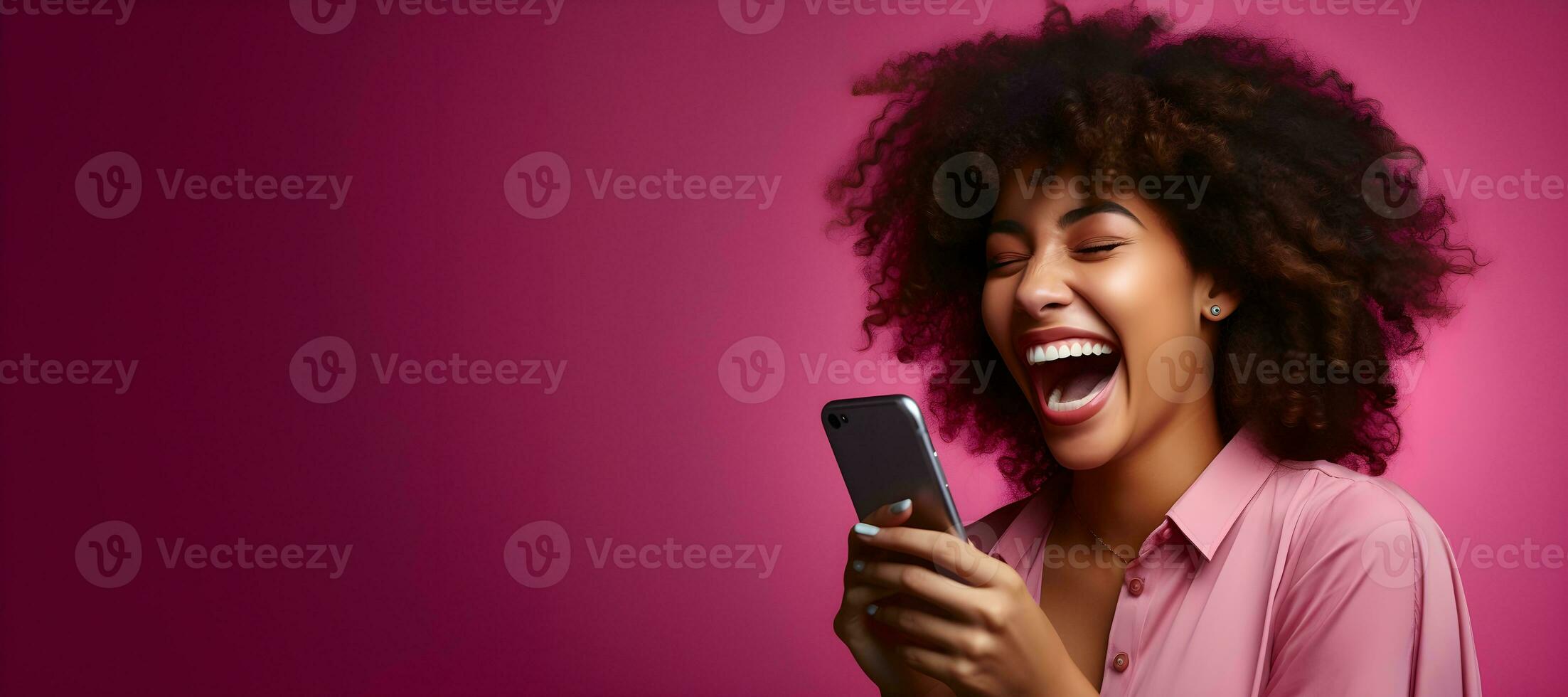 image de africain américain femme souriant tandis que parlant sur téléphone portable, ai génératif photo