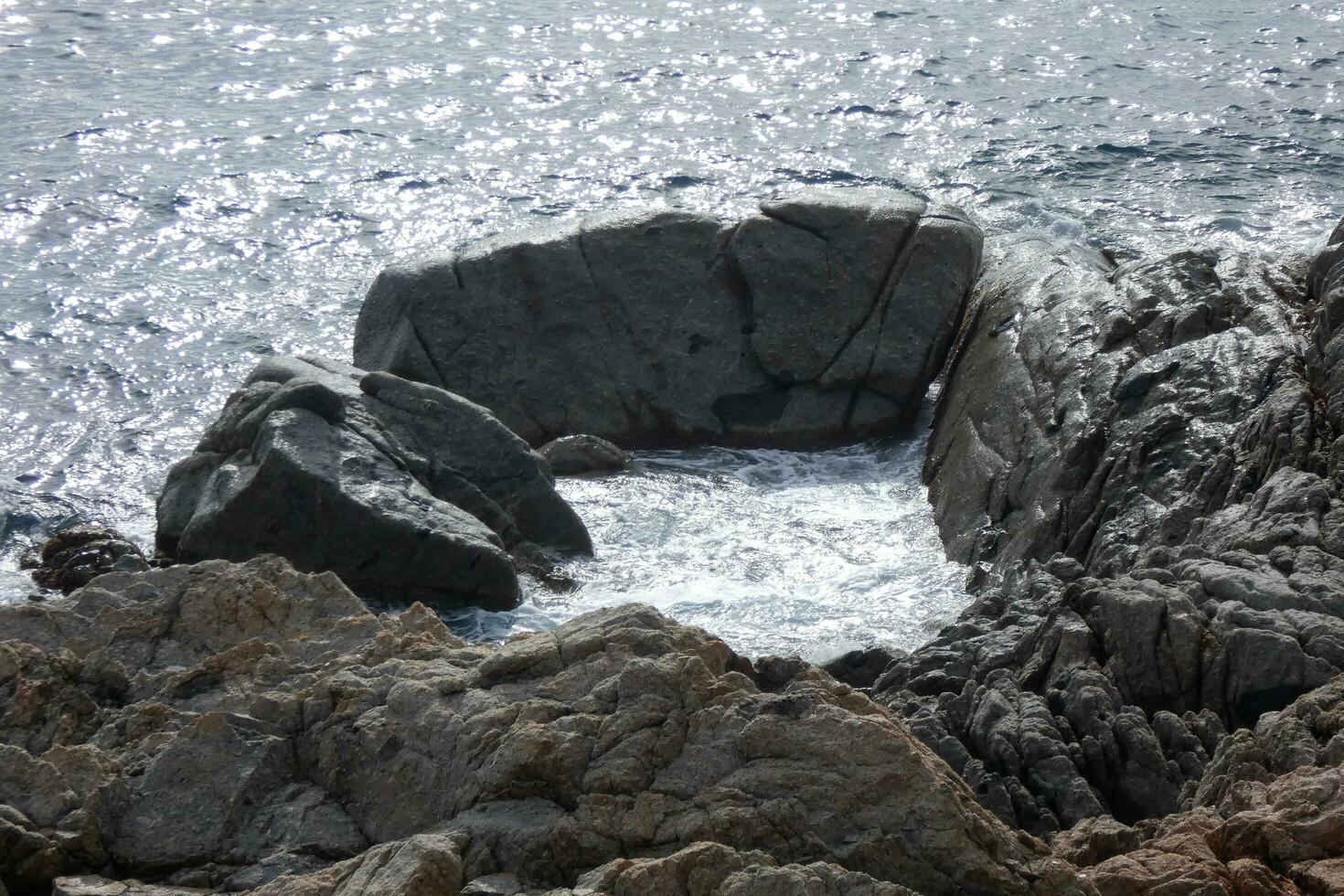 costa brava et sentier côtier le long de la côte accidentée du nord de la catalogne, espagne photo