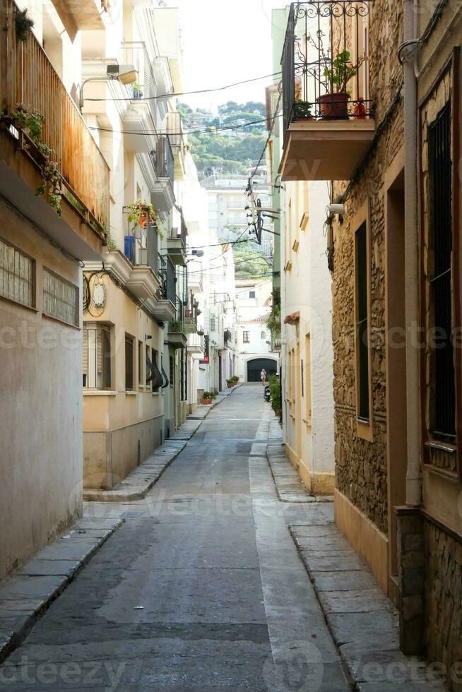étroit des rues dans le vieux trimestre de le méditerranéen ville de blanes dans le Province de Barcelone, catalogne, Espagne. photo