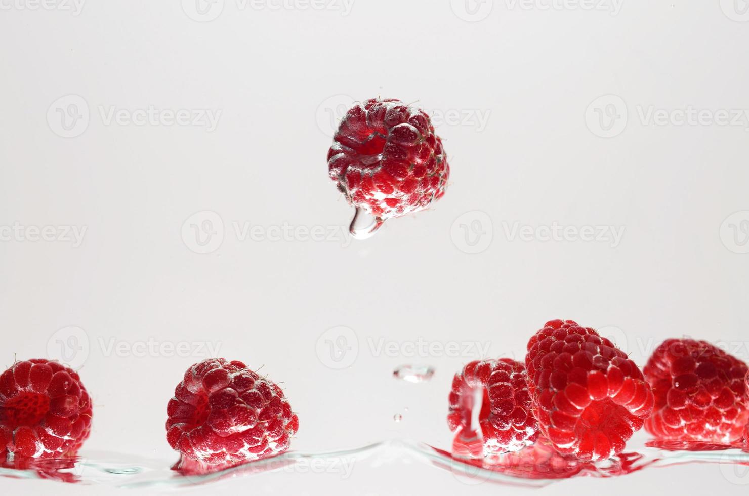 Baies de framboises fraîches sur fond blanc photo