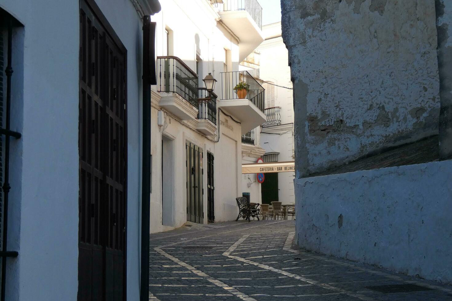 des rues de le cadix village de voir de la frontière, une village situé sur le route de le blanc villages, proche à zahara de los s'accorde, Cadix, Espagne, andalousie. photo