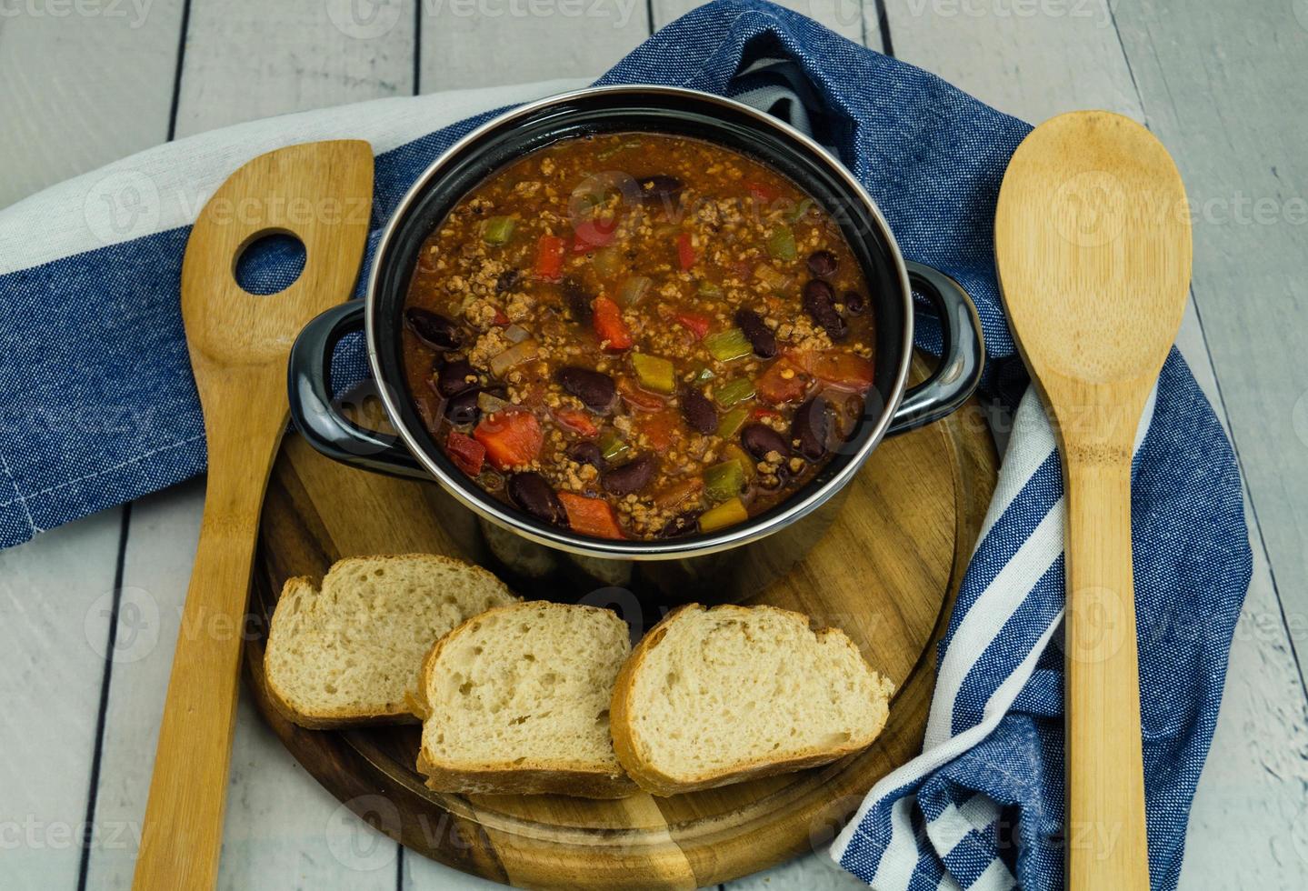 chili con carne aux haricots rouges et aux épices photo