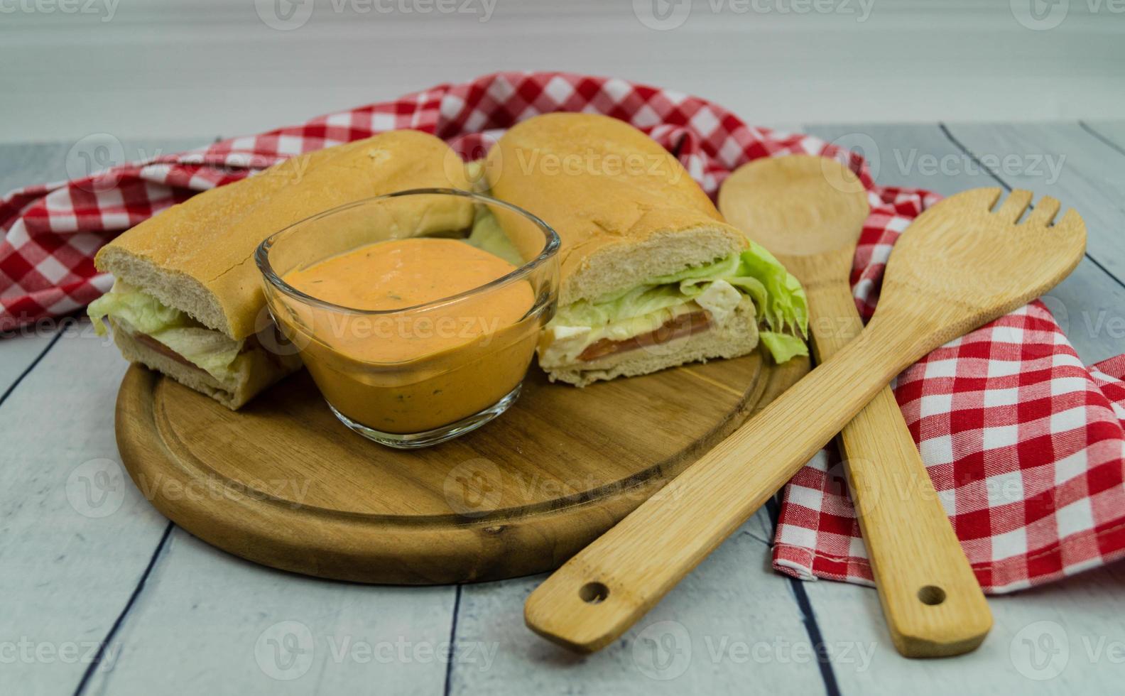 croque monsieur baquette avec salade de porc fromage et rémoulade photo