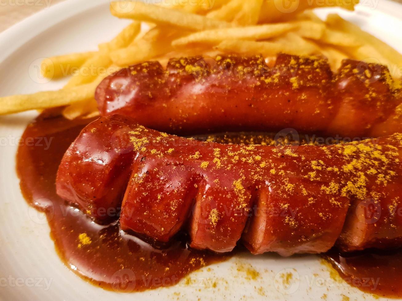 saucisses avec pommes frites et sauce curry photo