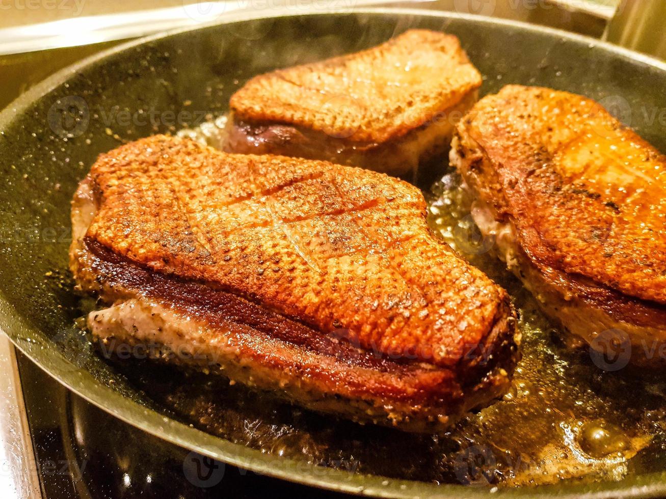 magret de canard poêlé au chou rouge et croquettes photo