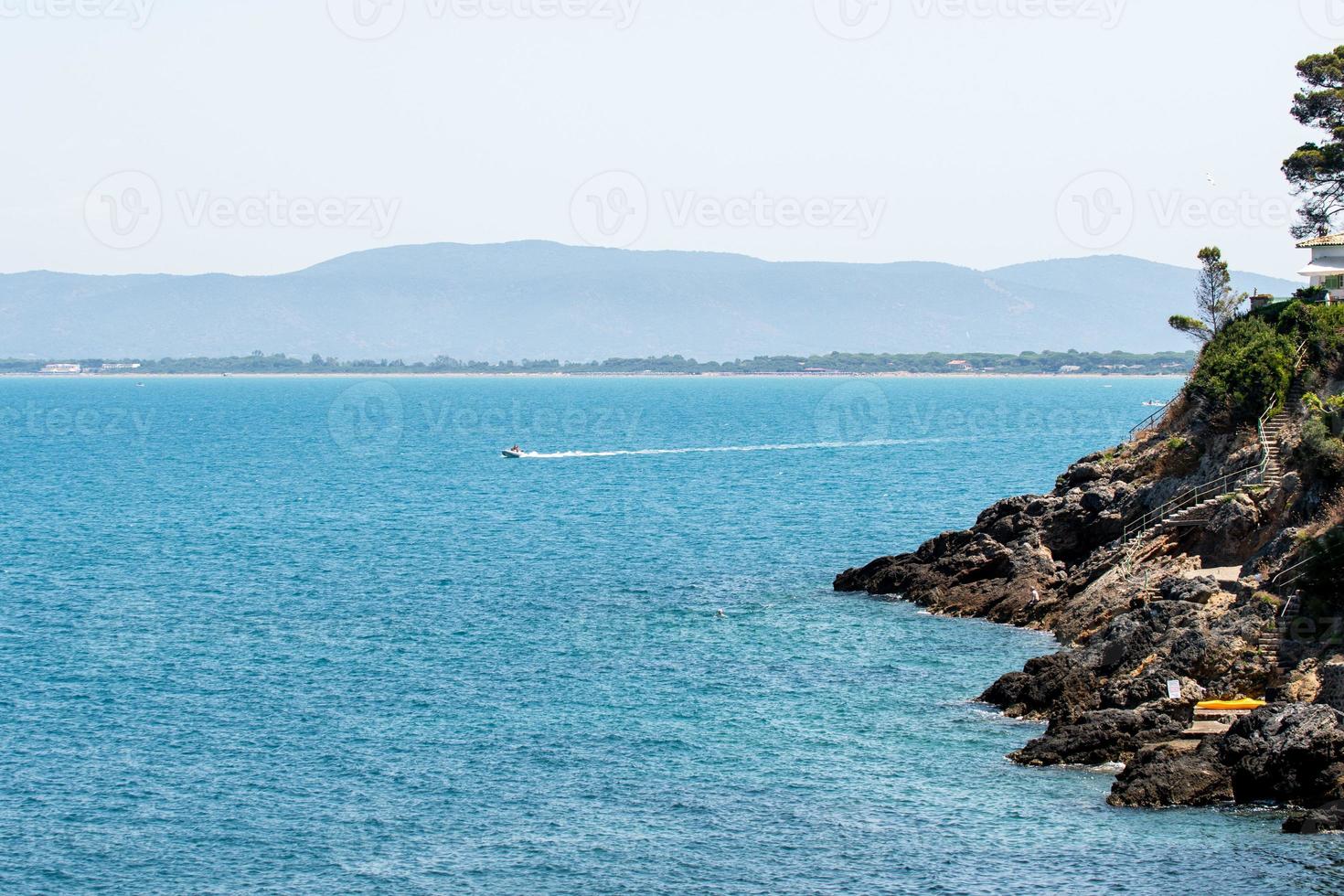 bateau à moteur se déplaçant sur la mer photo