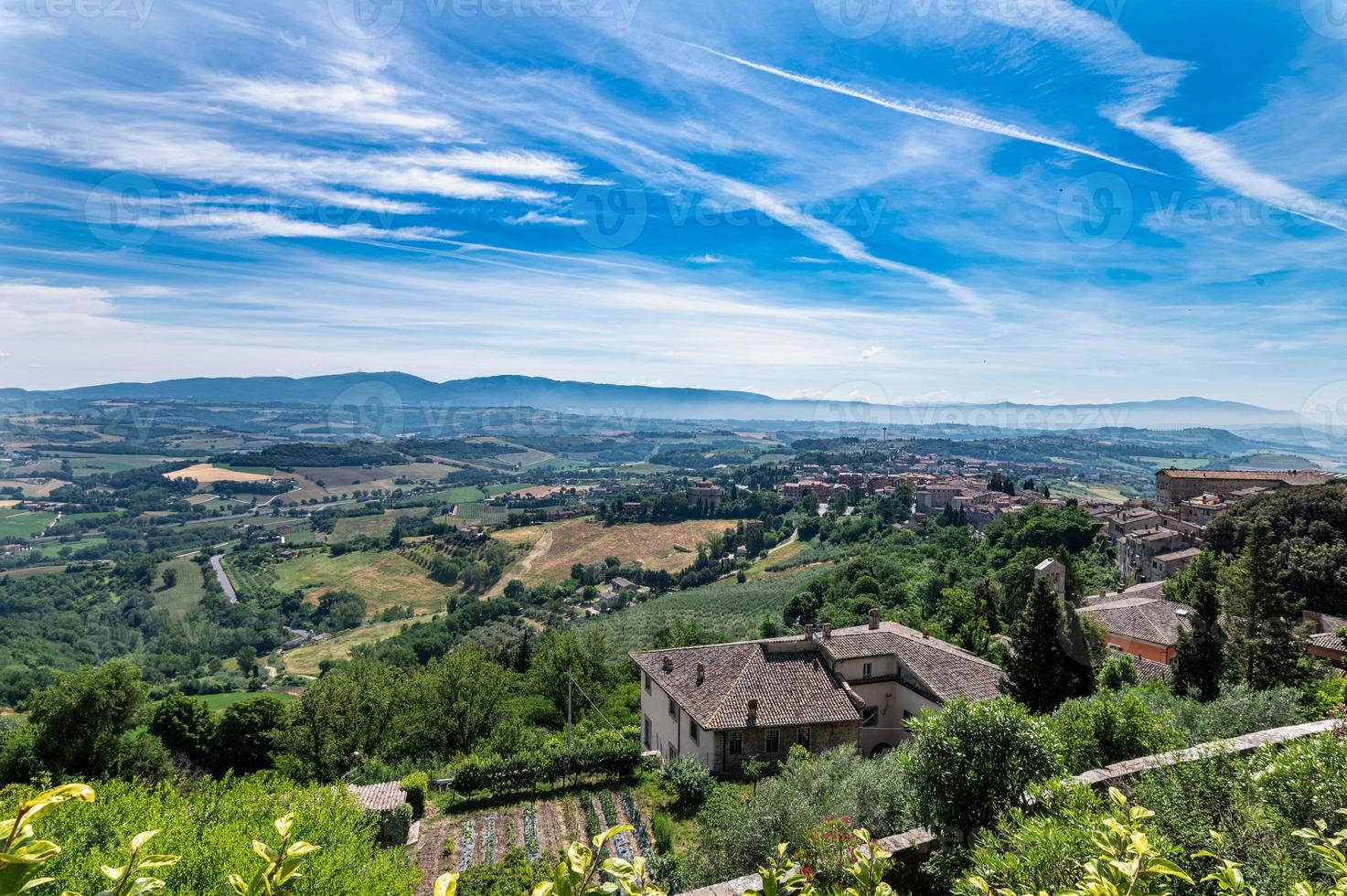 paysage de todi du belvédère vue vers terni photo