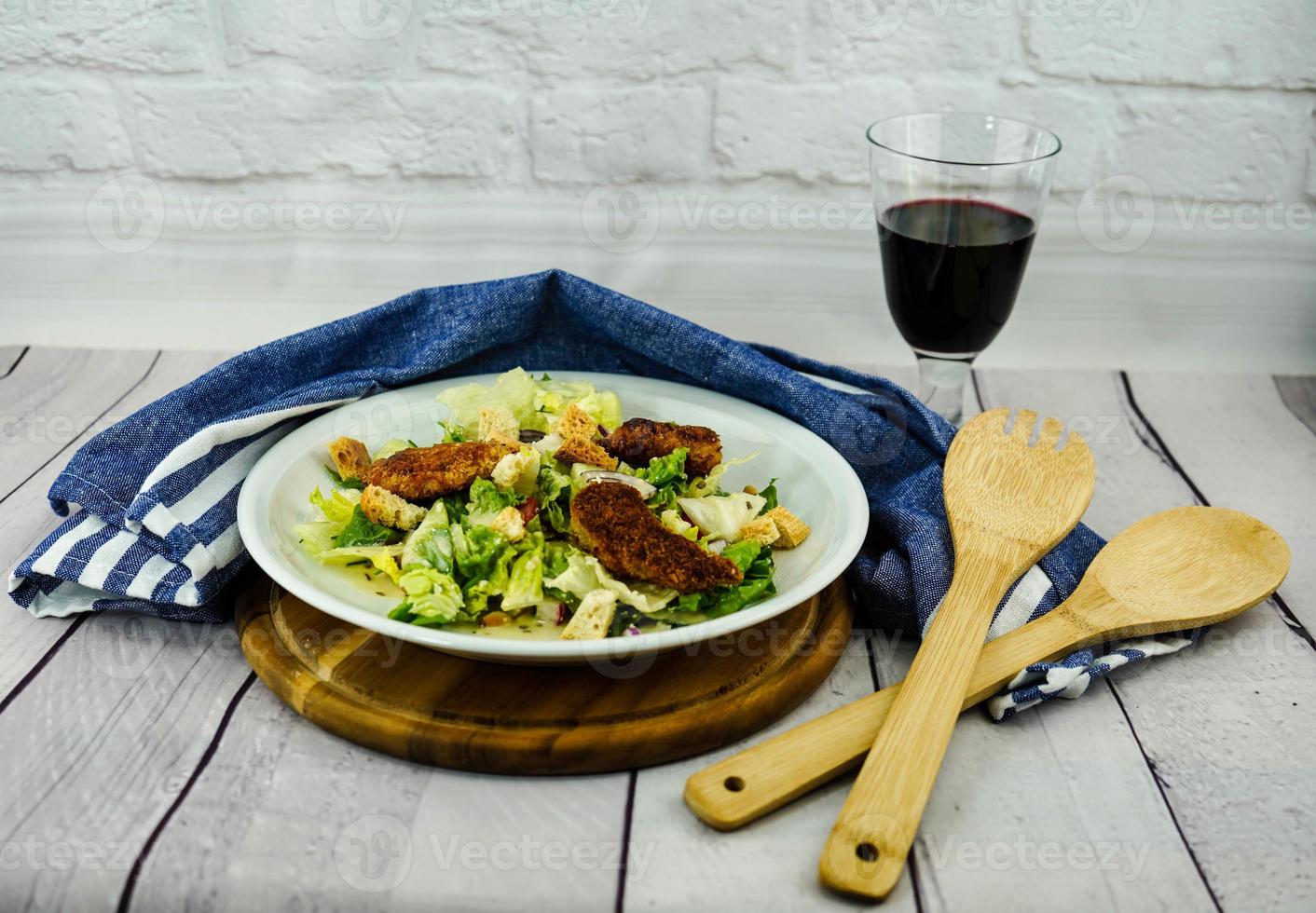 pépites de poulet frites dorées avec salade photo